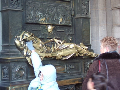 Reclining statue of 'T Serclaes
